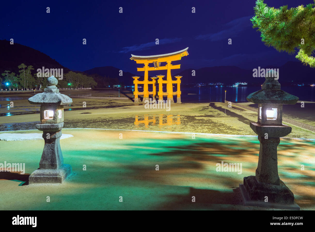 Asia, Giappone, Honshu, Prefettura di Hiroshima, l'isola di Miyajima, torii gate di Itsukushima jinja sacrario scintoista, Unesco Foto Stock