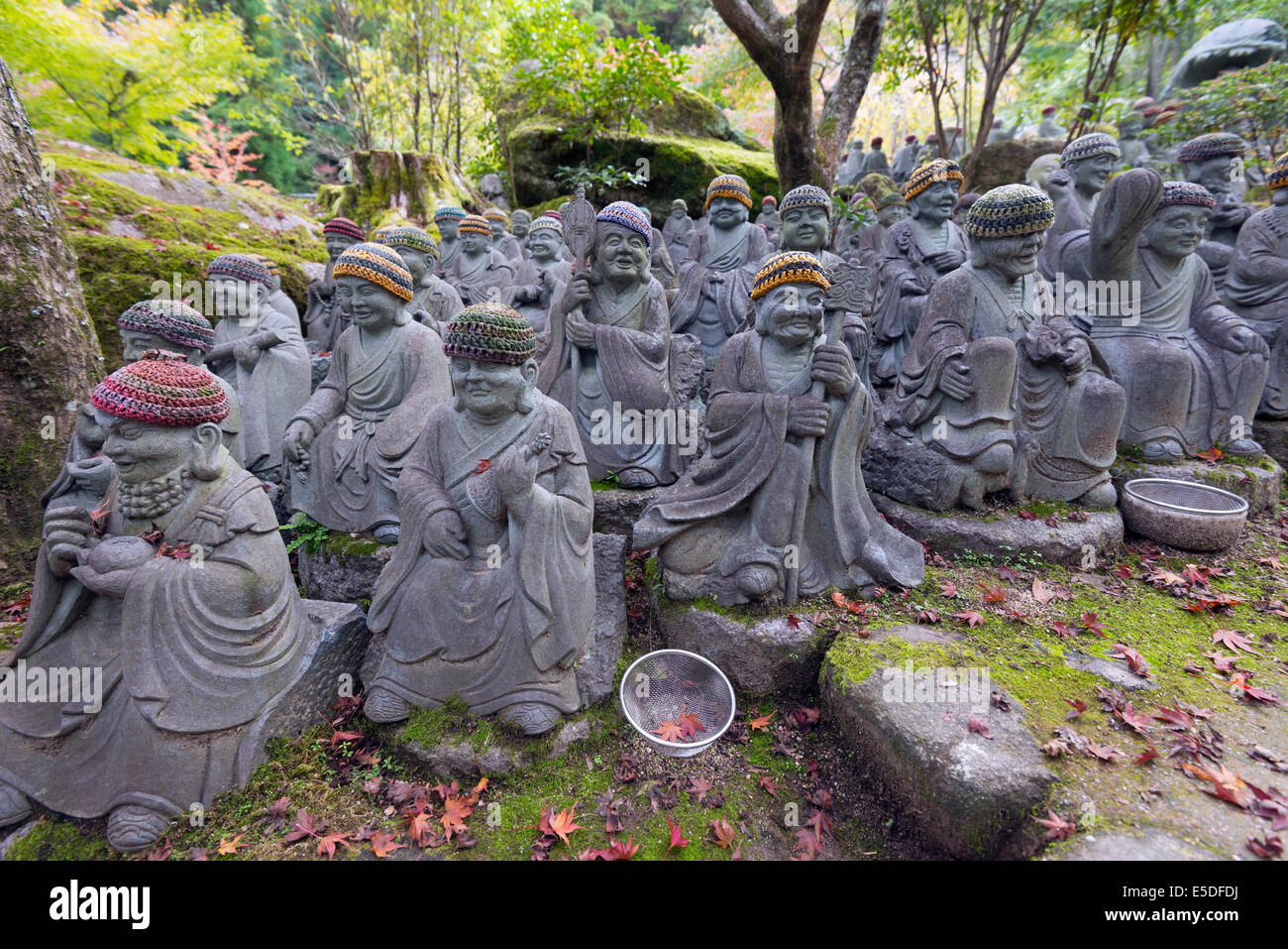 Asia, Giappone, Honshu, Prefettura di Hiroshima, l'isola di Miyajima, statue in Daisho-nel tempio buddista Foto Stock