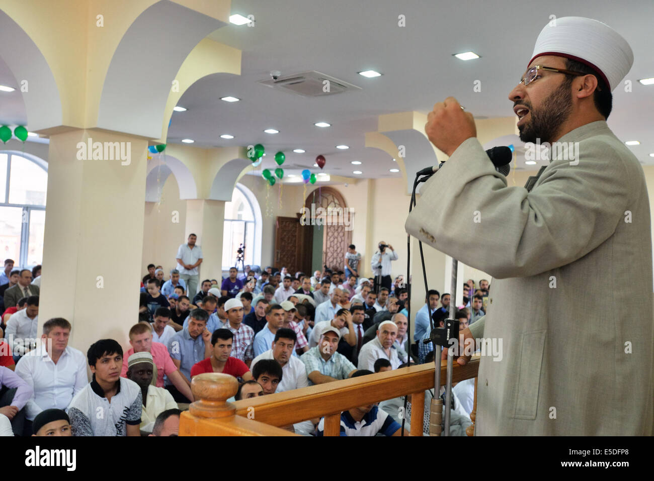 Kiev, Ucraina. 28 Luglio, 2014. Di Eid al-Fitr a Kiev. Di Eid al-Fitr è festa, che segna la fine del mese sacro del Ramadan. Quest'anno i rifugiati dalla Crimea e Siria celebrare Eid-al-Fitr a Kiev. Mustafa Dzhemilev, ex-presidente di Crimea Mejlis e persona non grata in Crimea, anche visitato la moschea. Credito: Oleksandr Rupeta/Alamy Live News Foto Stock