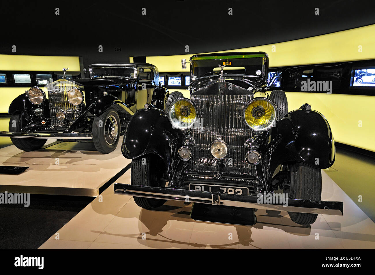Rolls-Royce Phantom II, 1929-35 e, sulla sinistra, Rolls-Royce 20-25 HP 1935, museo BMW Monaco di Baviera, Baviera, Baviera, Germania Foto Stock