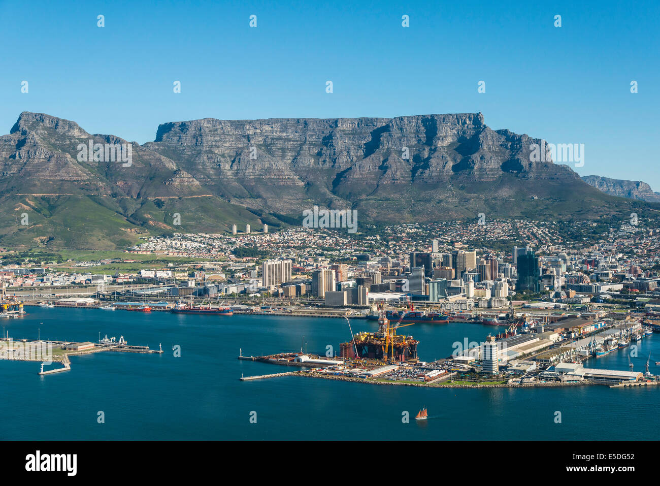 Vista aerea, porto, Devil's Peak e la Montagna della Tavola sul retro, Cape Town, Western Cape, Sud Africa Foto Stock