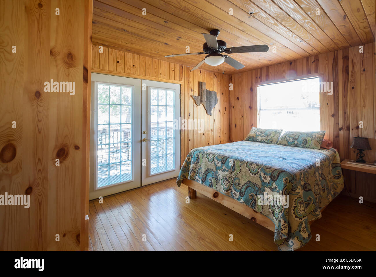 Stati Uniti d'America, Texas, camera da letto nella casa di Log Cabin Foto Stock