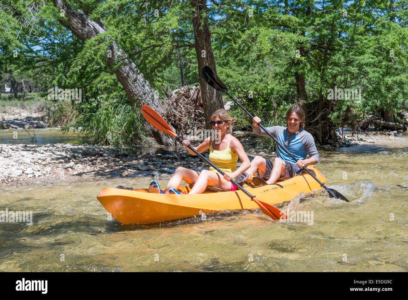 Stati Uniti d'America, Texas, giovane kayak giù il fiume Frio Foto Stock