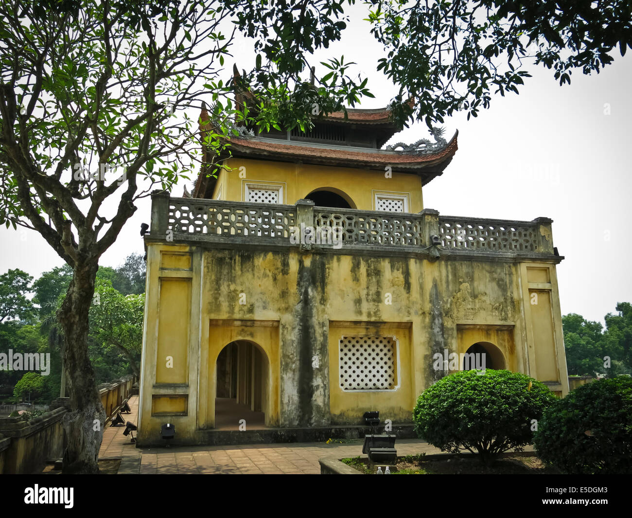 Sulla parte superiore del Doan Mon cancello alla cittadella di Hanoi Foto Stock