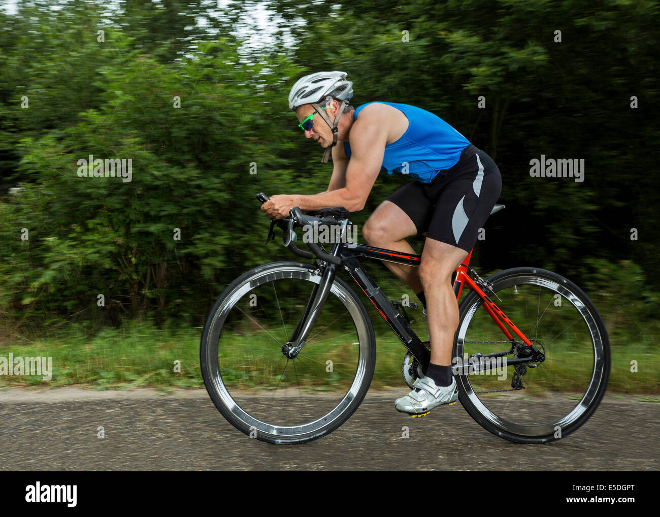 Triatleta, 45 anni, ciclismo, Kaisersträßle road, Baden-Württemberg, Germania Foto Stock