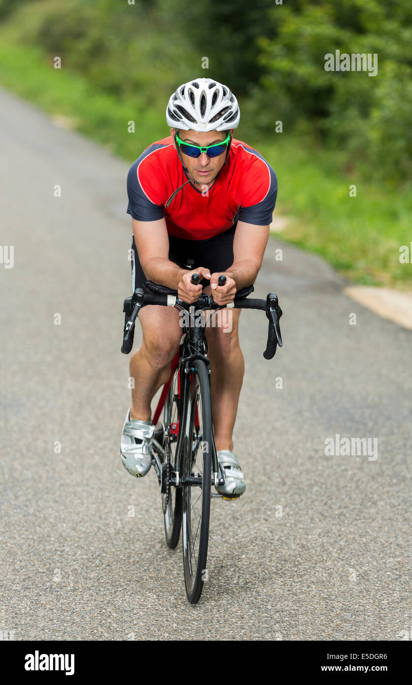 Triatleta, 45 anni, ciclismo, Kaisersträßle road, Baden-Württemberg, Germania Foto Stock