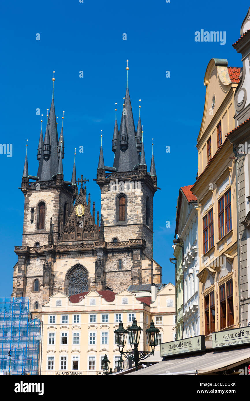 Repubblica Ceca, Praga, edifici e ristoranti presso la Piazza della Città Vecchia Foto Stock
