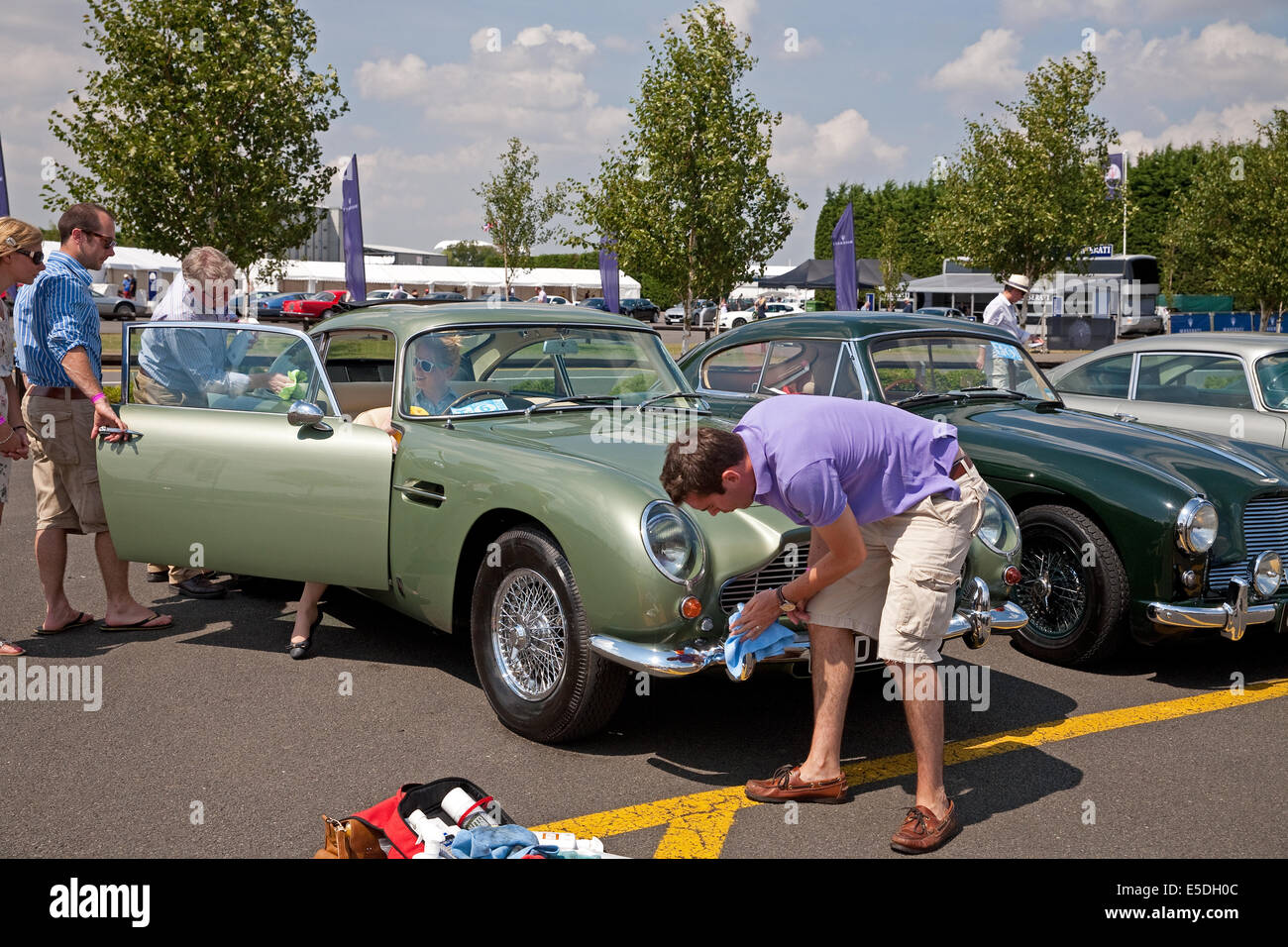 Aston Martin lucidata a Silverstone il classico auto al giorno Foto Stock