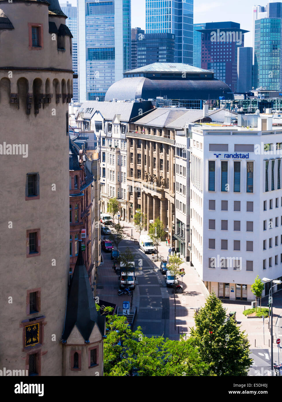 Germania, Hesse, Francoforte, vista Schiller-Passage, sinistra Eschenheim Tower, quartiere finanziario in background Foto Stock