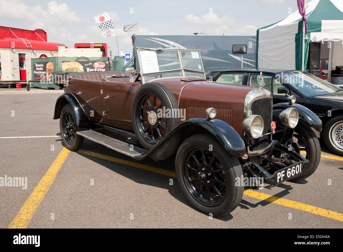 Lagonda 14/60 tourer costruito nel 1927 a Silverstone gara sul circuito classico auto al giorno Foto Stock