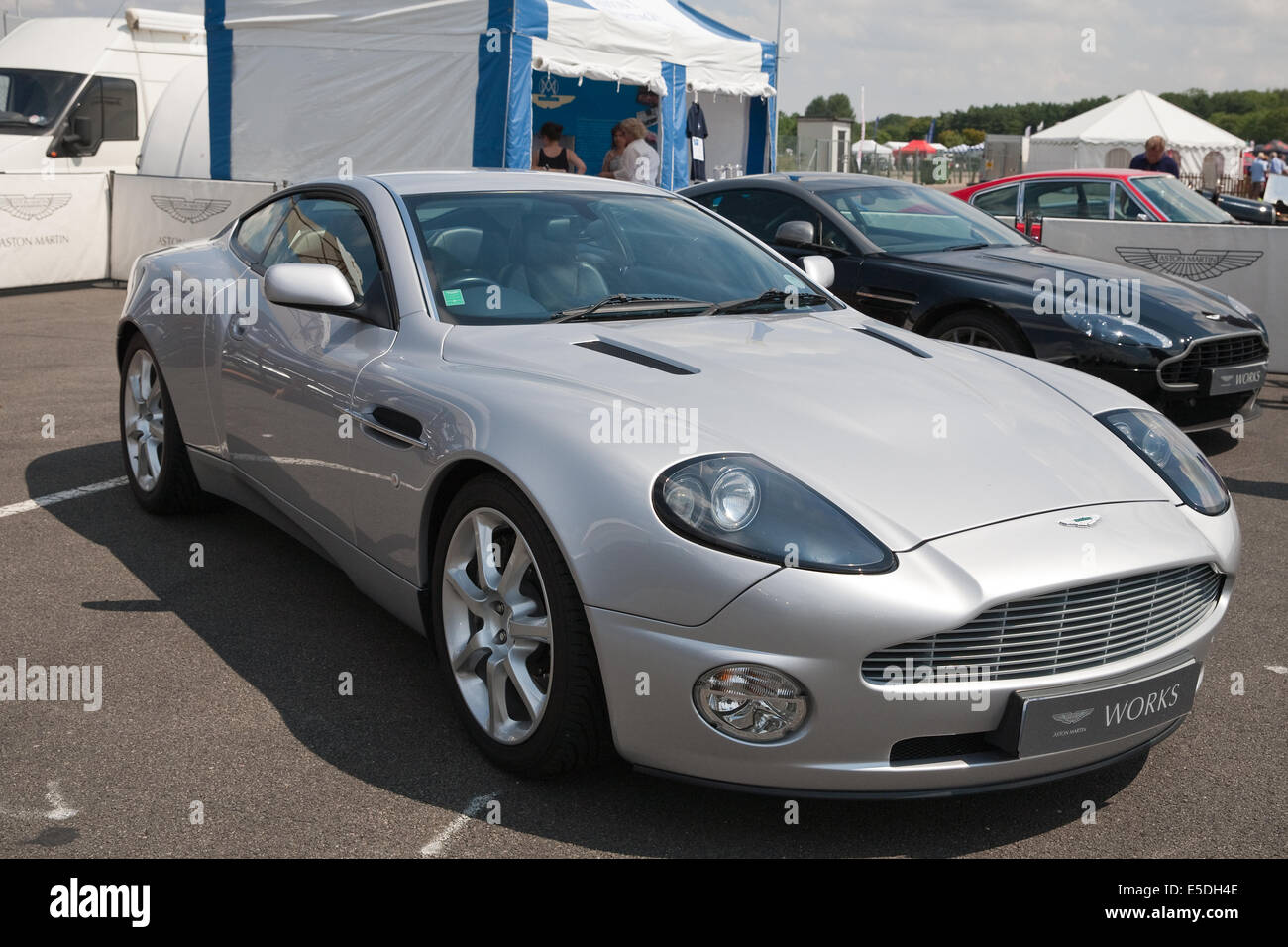 Una nuova Aston Martin in mostra a Silverstone gara sul circuito classico auto al giorno Foto Stock