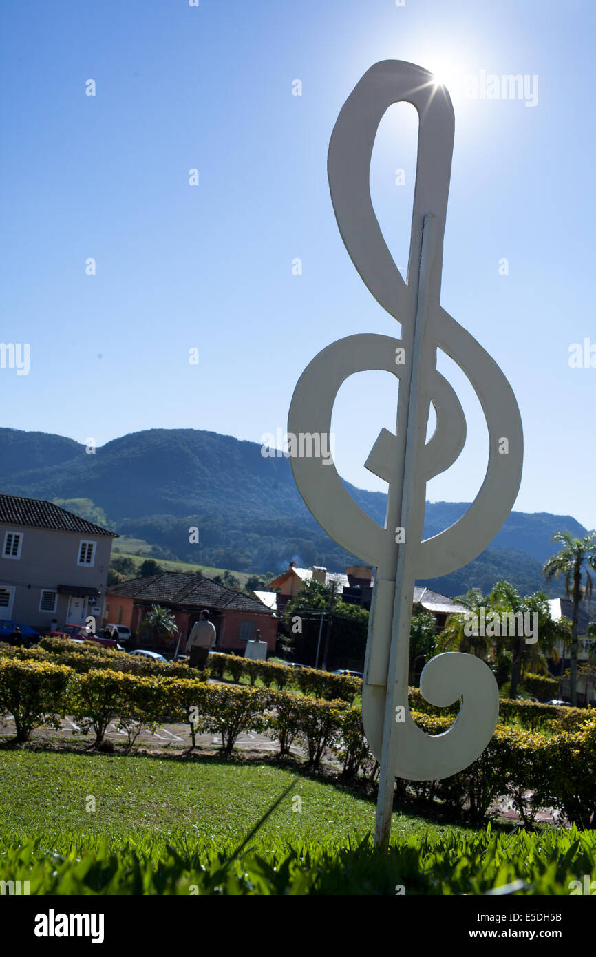 Un gigante di chiave di violino è visto contro il cielo blu in un giardino di Vale Vêneto, dove un festival di musica accade ogni anno. Foto Stock