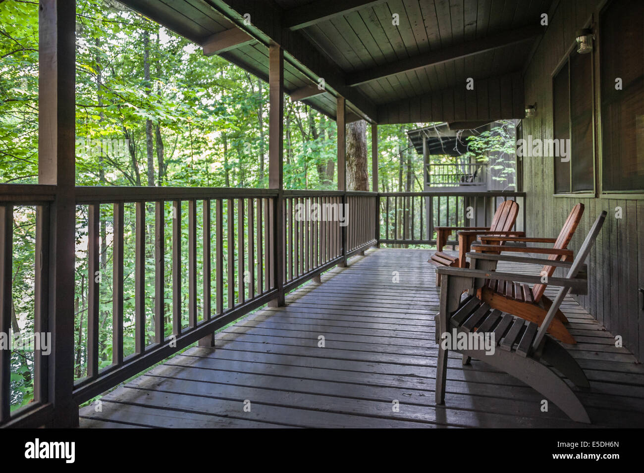 Un luogo perfetto per sedersi e rilassarsi sul ponte posteriore di una cabina di montagna a Vogel State Park vicino a Blairsville, Georgia, Stati Uniti d'America. Foto Stock