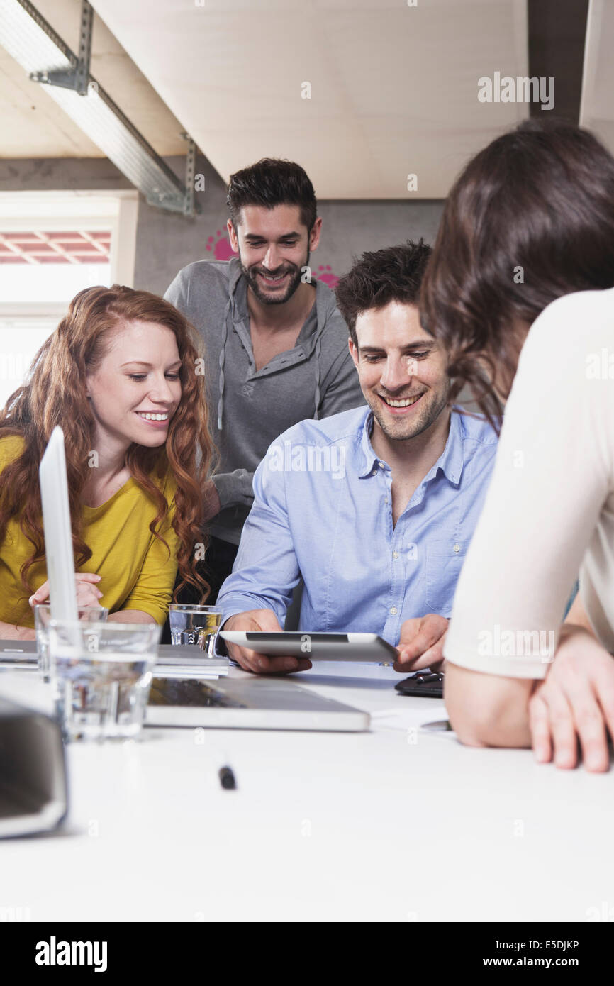 Quattro persone creative a conferenze di affari in ufficio Foto Stock