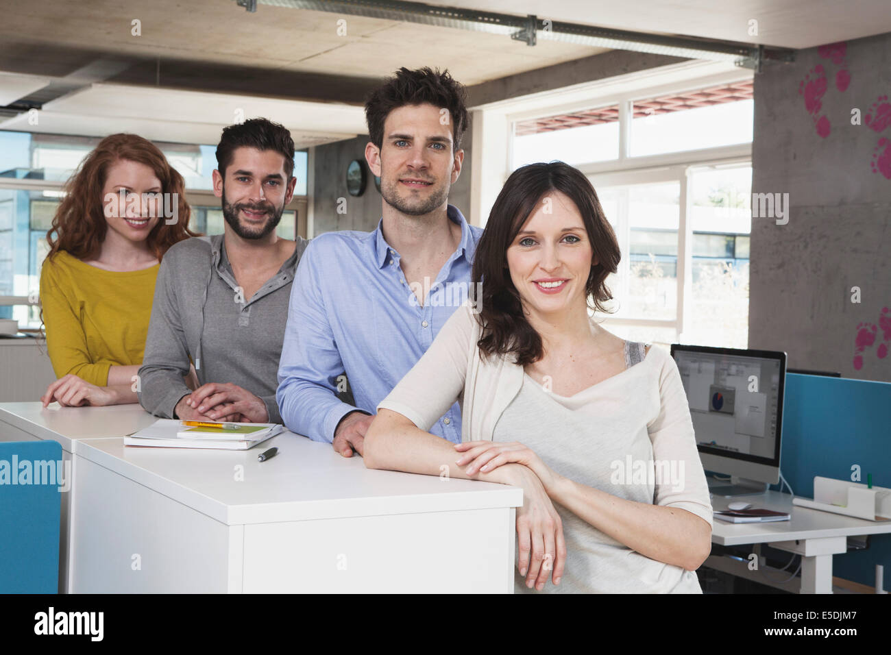 Foto di un gruppo di quattro persone creative in ufficio Foto Stock
