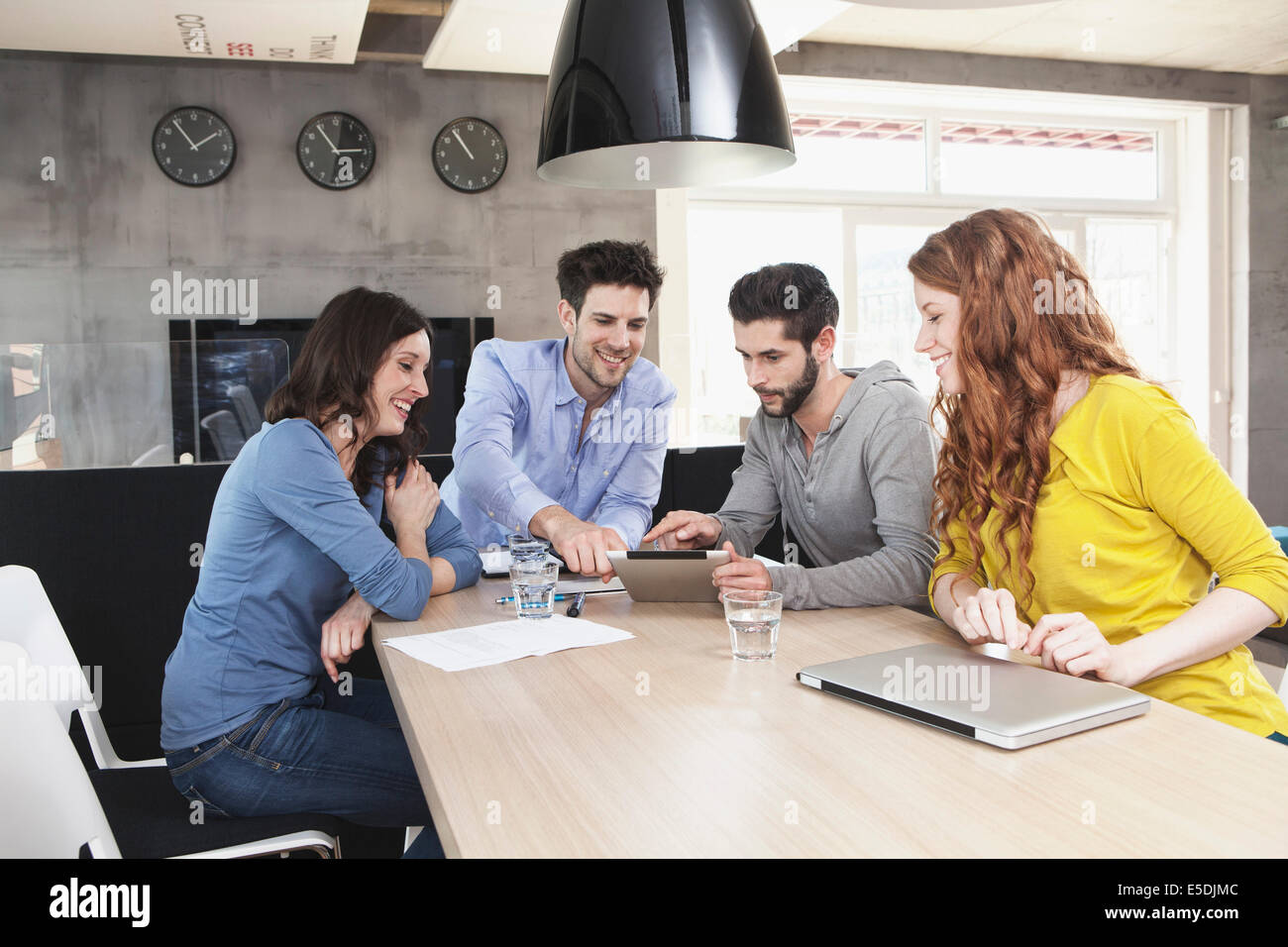 Quattro persone creative a conferenze di affari in ufficio Foto Stock