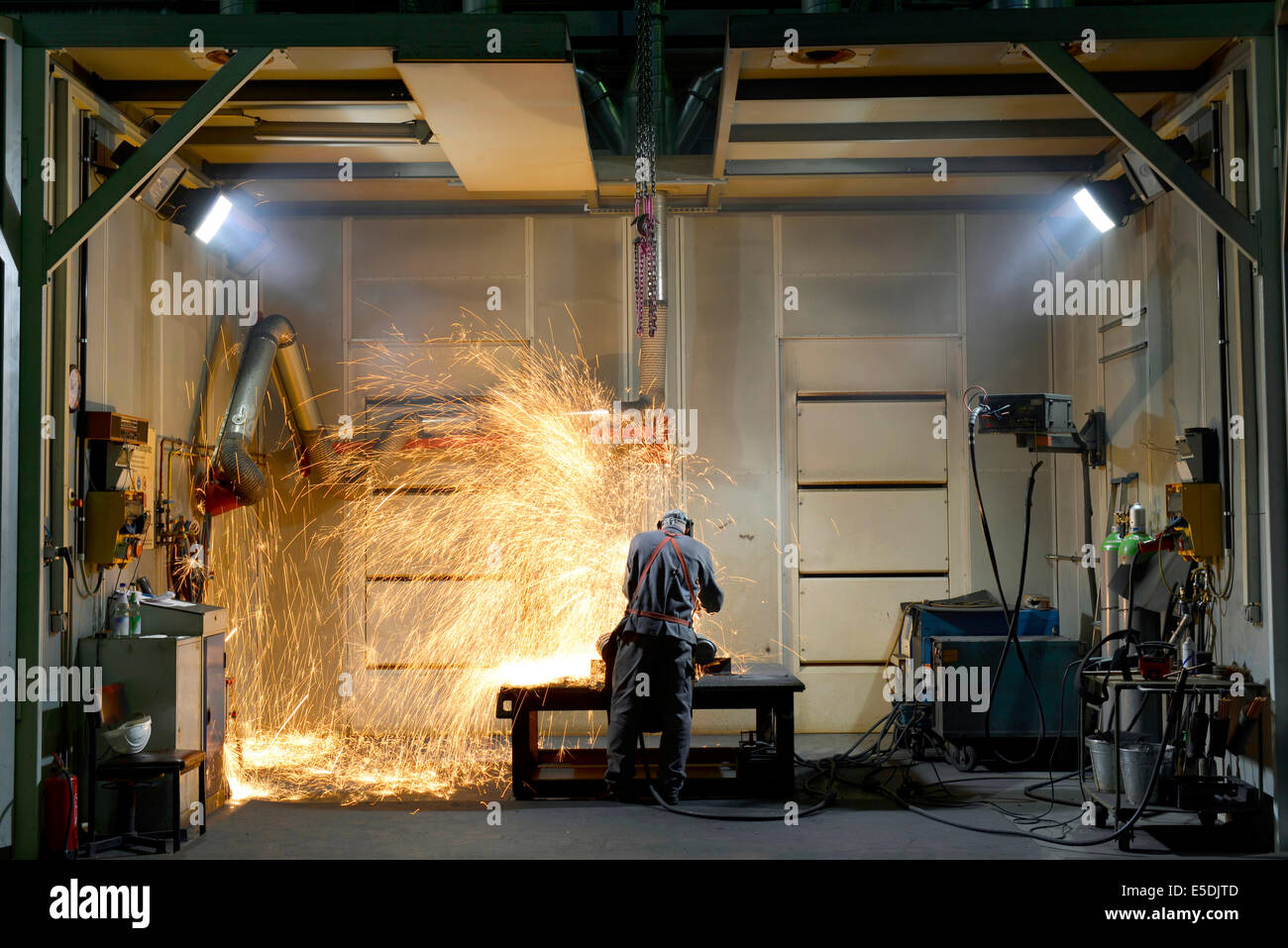 Saldatrice a lavorare in una fabbrica Foto Stock