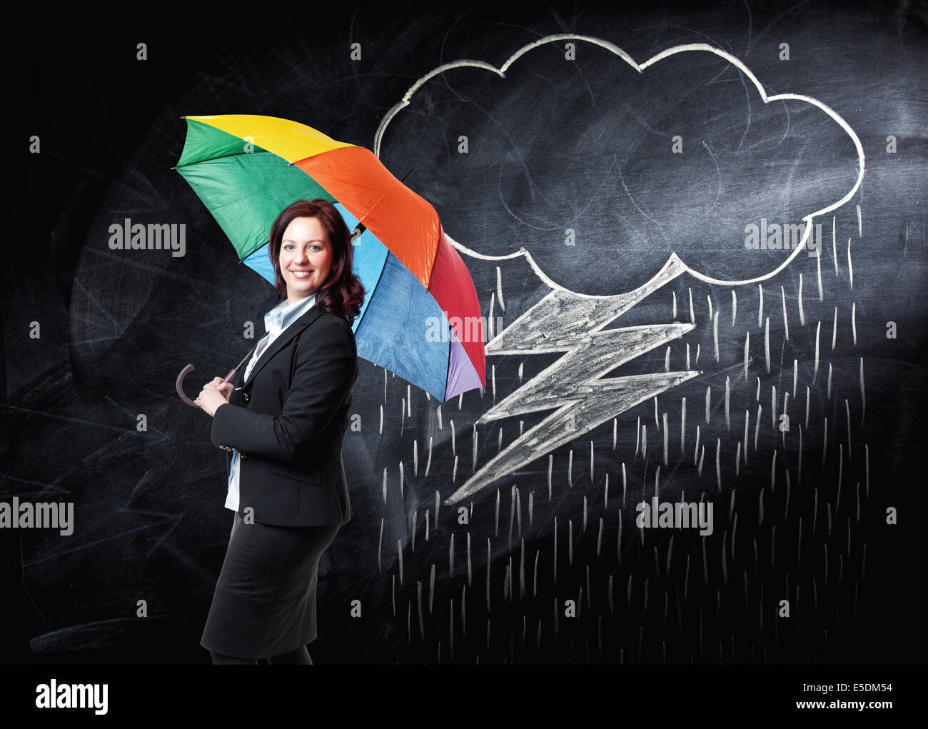 Donna sorridente con ombrellone e pioggia sulla lavagna Foto Stock