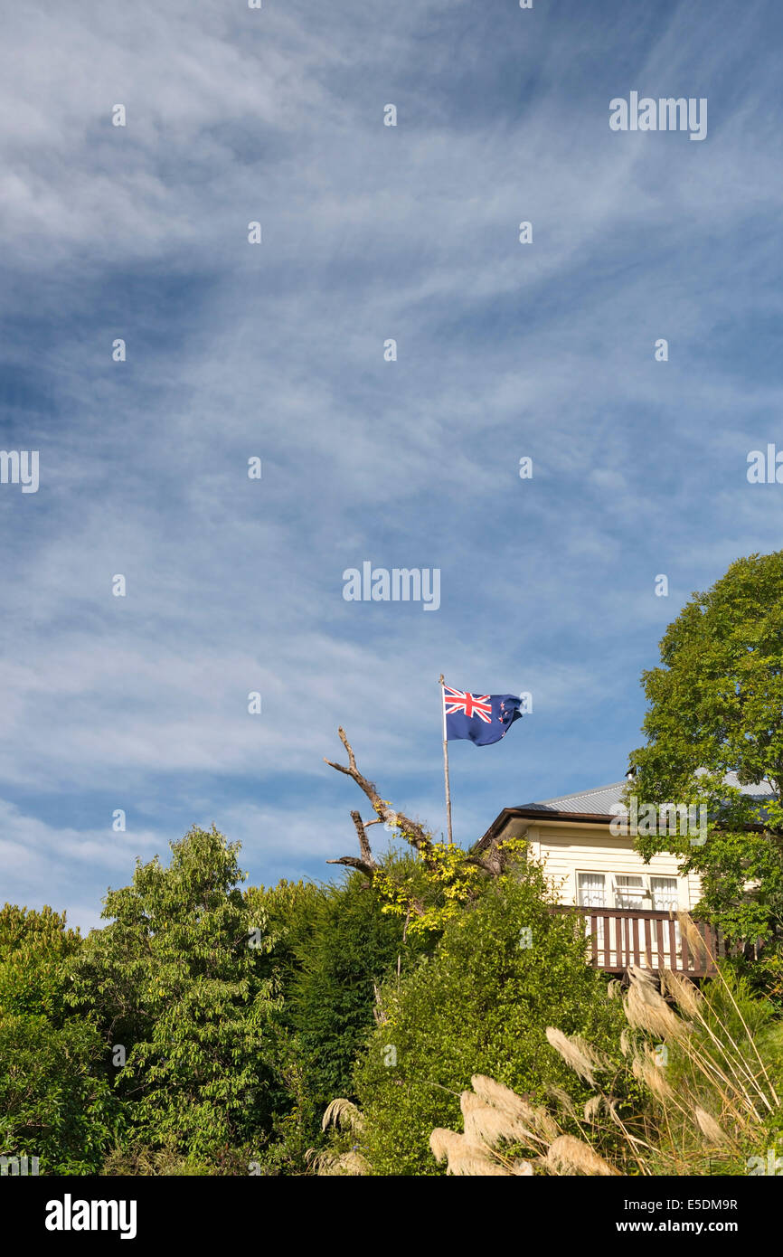 Nuova Zelanda Nelson, villa con bandiera della Nuova Zelanda sulle colline Foto Stock