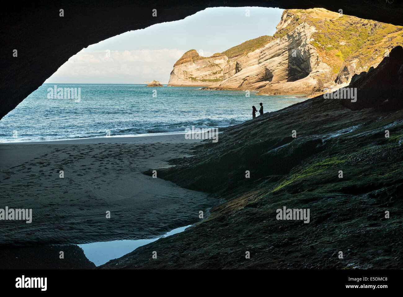 Nuova Zelanda, Golden Bay, Puponga, outlook da una grotta vicino a Capo addio Foto Stock