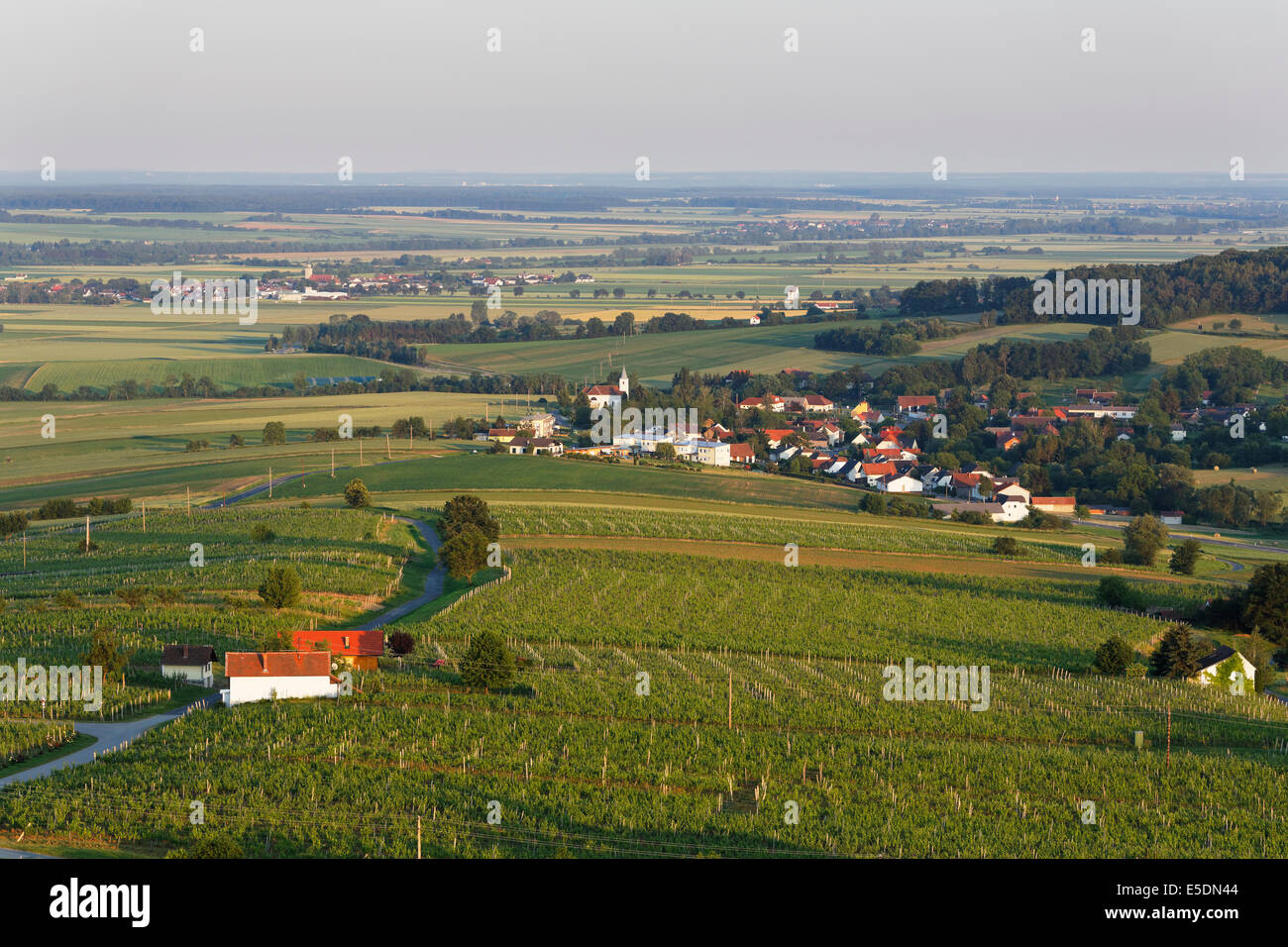 Austria, Burgenland, Oberwart distretto, Eisenberg an der Pinka, sinistra Deutsch Schuetzen in background Foto Stock