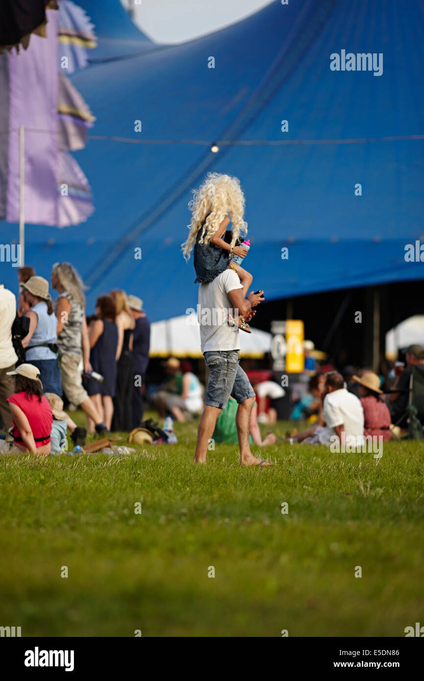 Figlio e padre indossa una parrucca bionda Womad Festival di musica di Charlton Park, Wiltshire, luglio 2014. Foto Stock