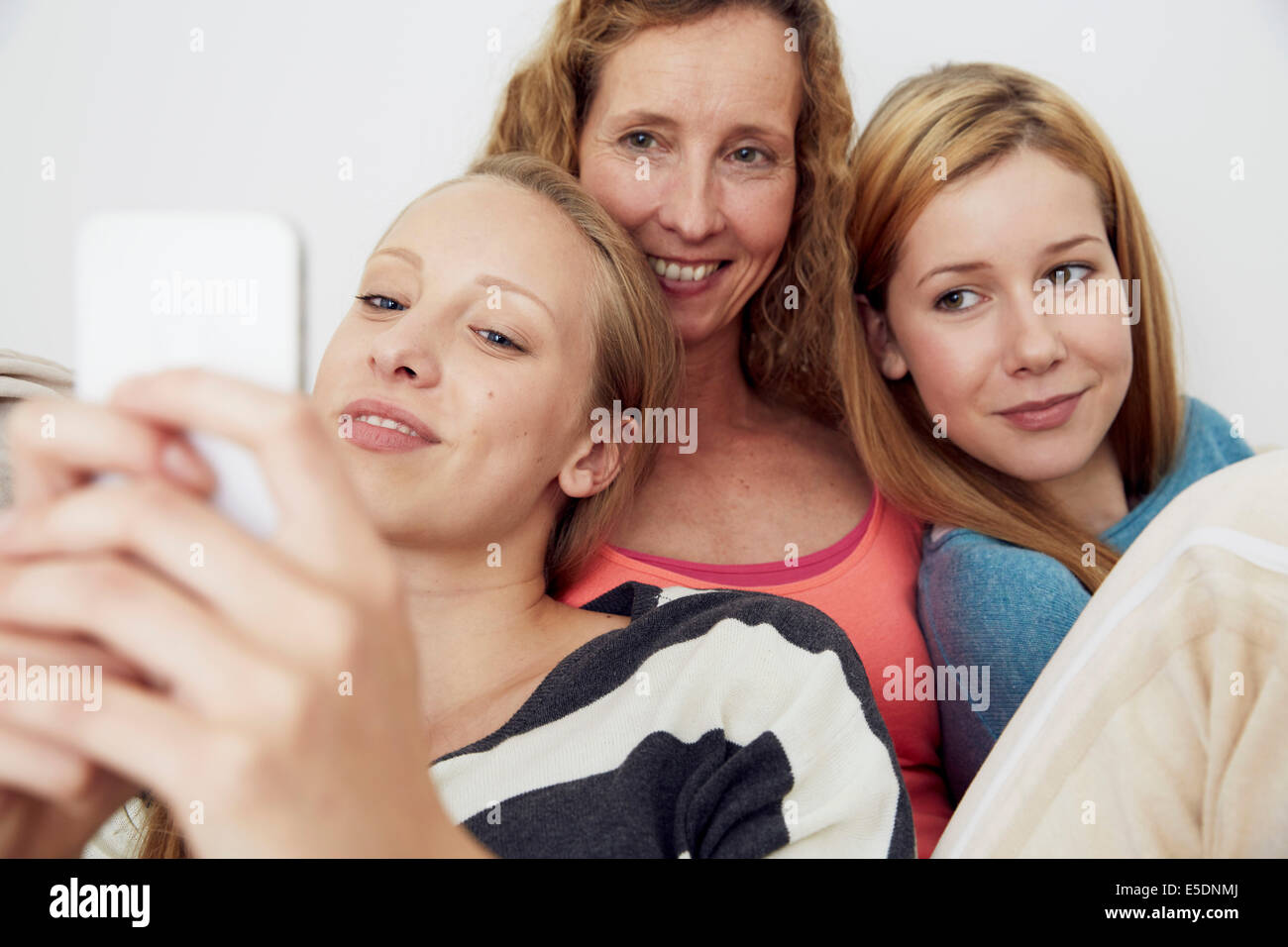 Ritratto di madre e le sue due figlie a casa Foto Stock