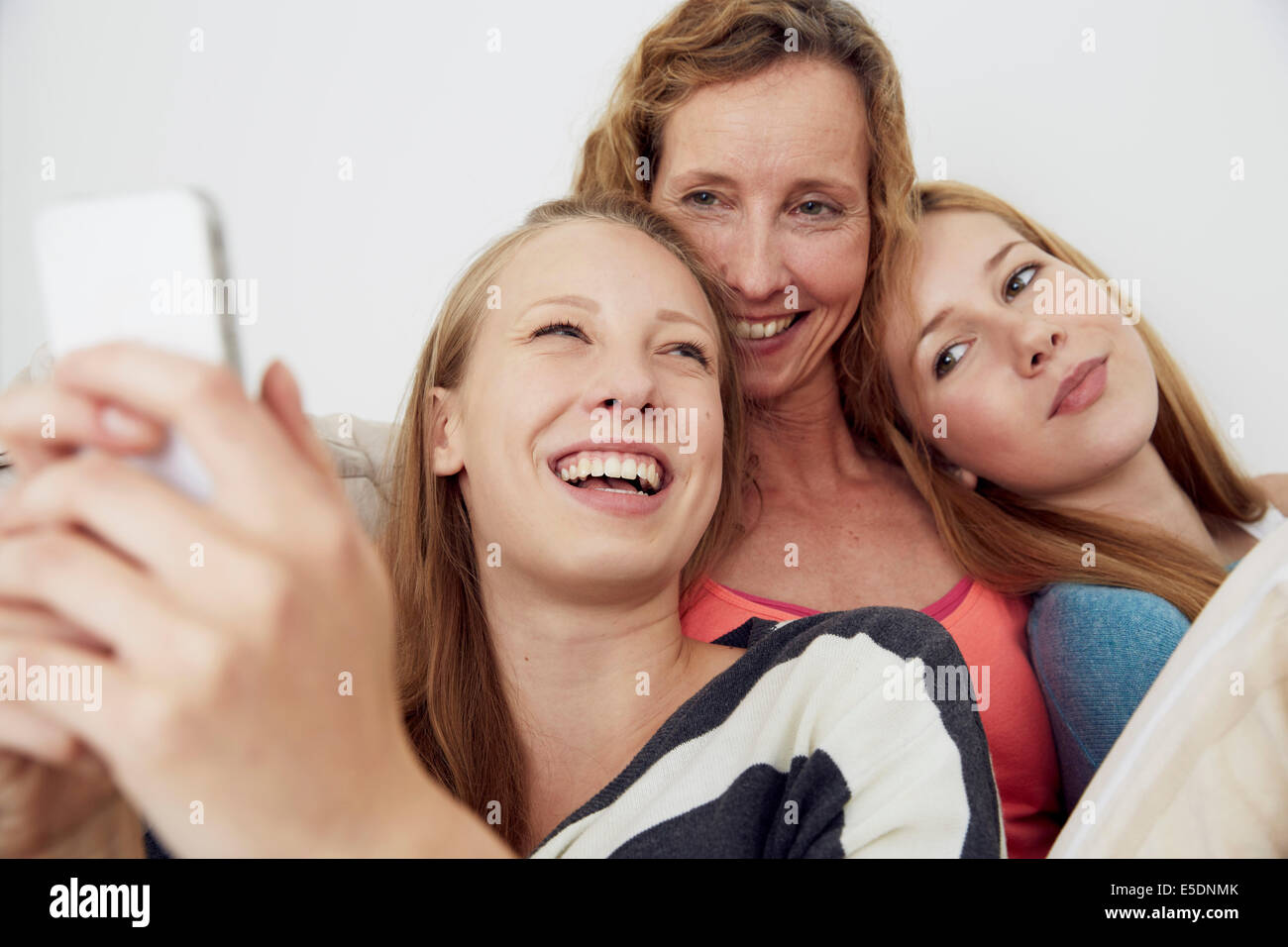 Ritratto di madre e le sue due figlie a casa Foto Stock