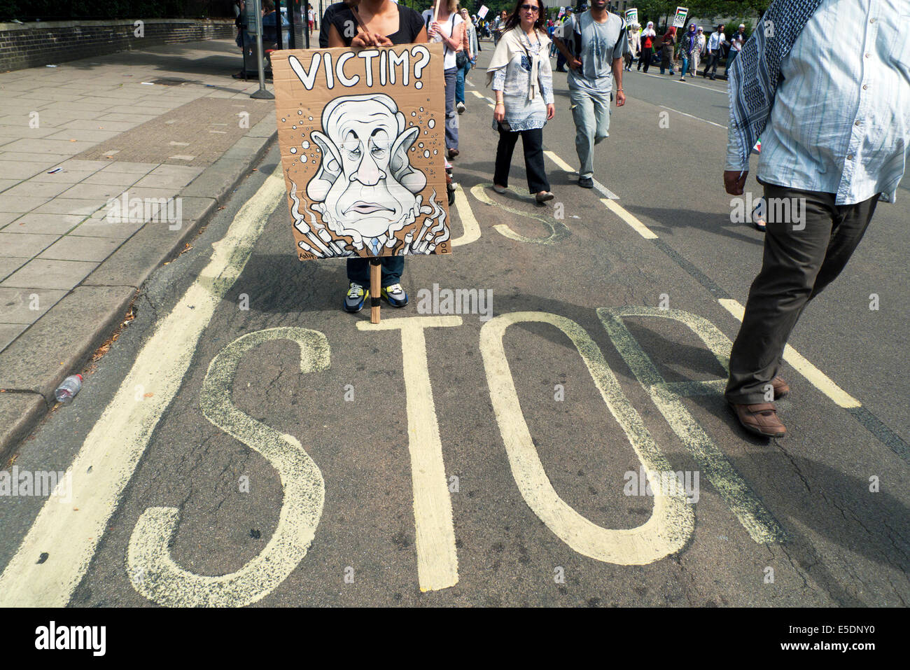 Una donna Palestinese tenendo un Benjamin Netanyahu striscione alla palestina guerra anti dimostrazione Londra xix Luglio 2014 KATHY DEWITT Foto Stock