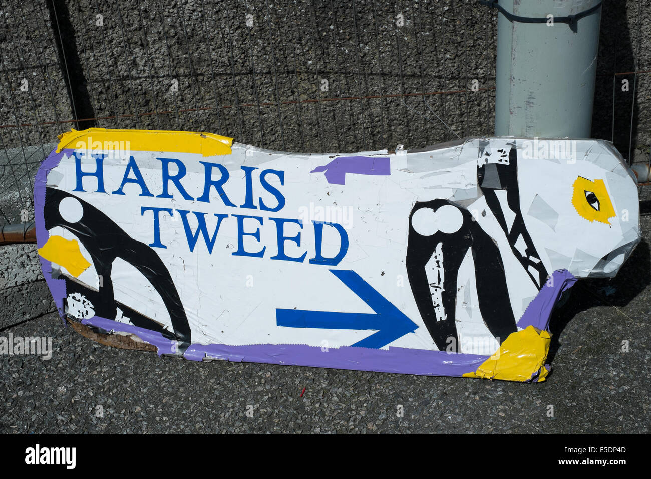Harris Tweed home pubblicità fatta con scheda di pecora con giallo, blu, nero e viola marcature, Stornoway, Ebridi Esterne Foto Stock