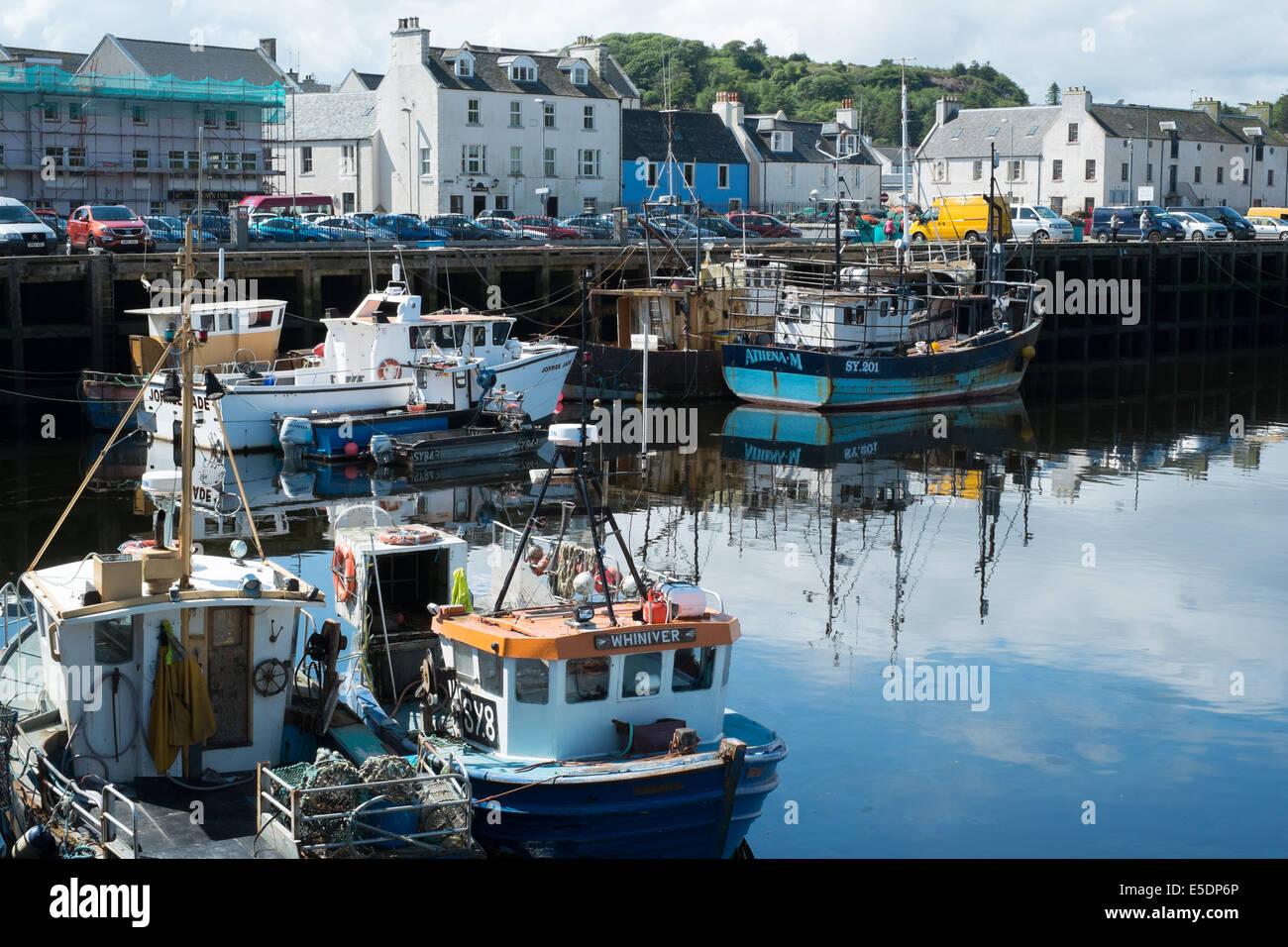 Barche da pesca nel porto di Stornoway, Ebridi Esterne Foto Stock
