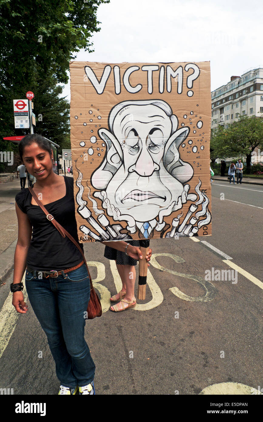 Una donna Palestinese tenendo un Benjamin Netanyahu poster a pro Palestina Anti War Demo Londra xix Luglio 2014 KATHY DEWITT Foto Stock