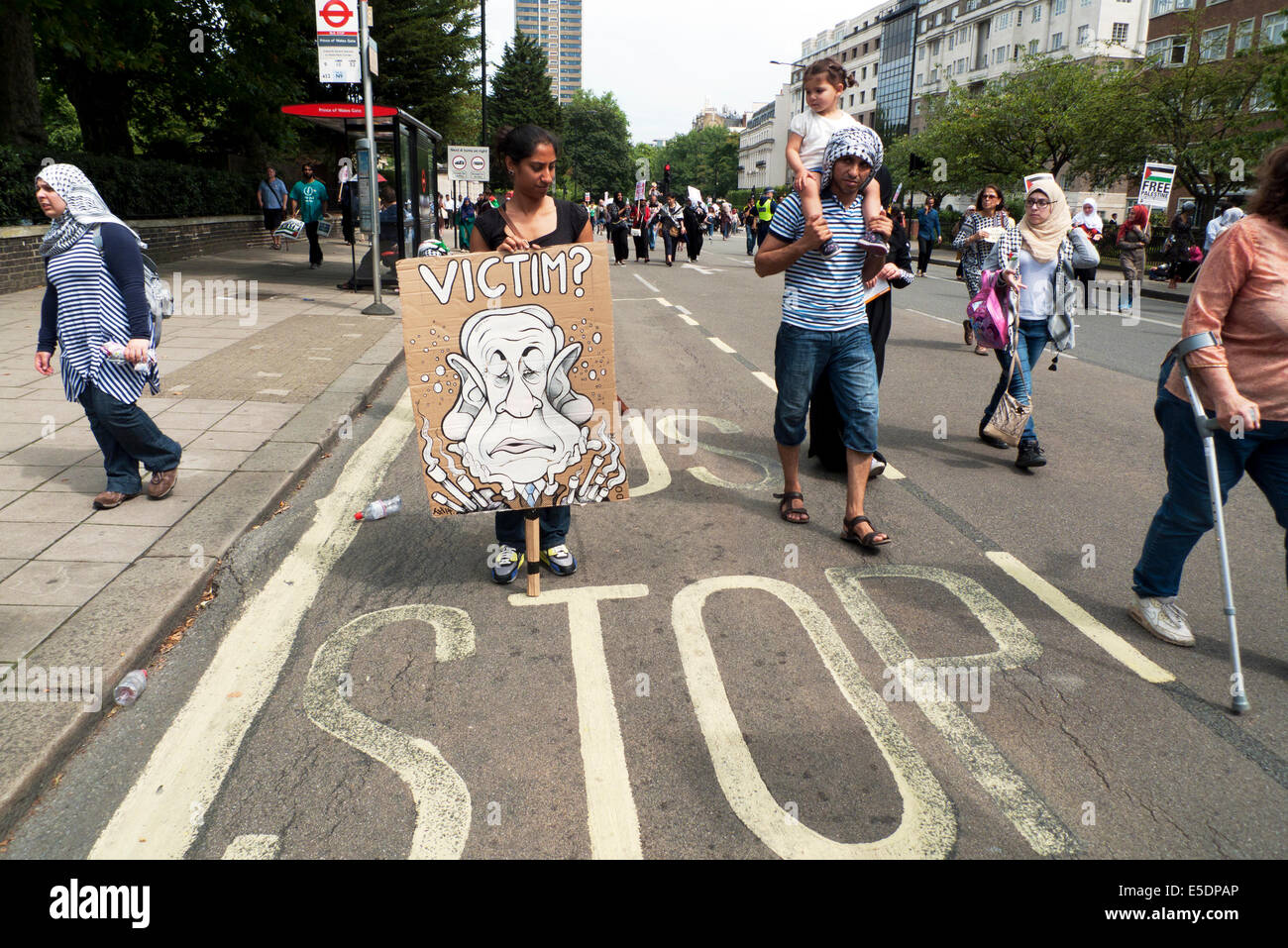 Una donna Palestinese tenendo un Benjamin Netanyahu striscione alla palestina guerra anti dimostrazione Londra xix Luglio 2014 KATHY DEWITT Foto Stock