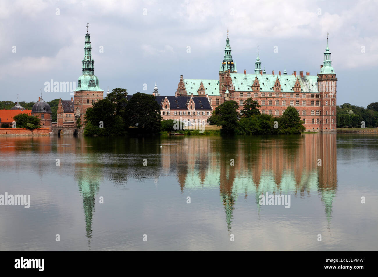 Castello Frederiksborg visto dalla sponda opposta del lago del castello Foto Stock