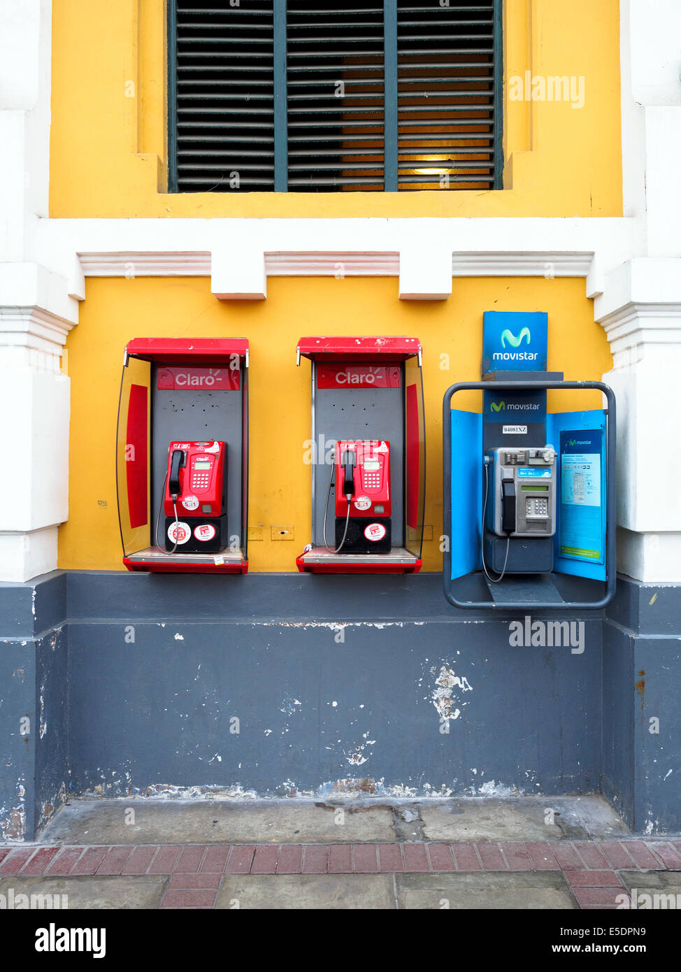 Claro e moviestar telefoni pubblici nel distretto di Barranco - Lima, Perù Foto Stock