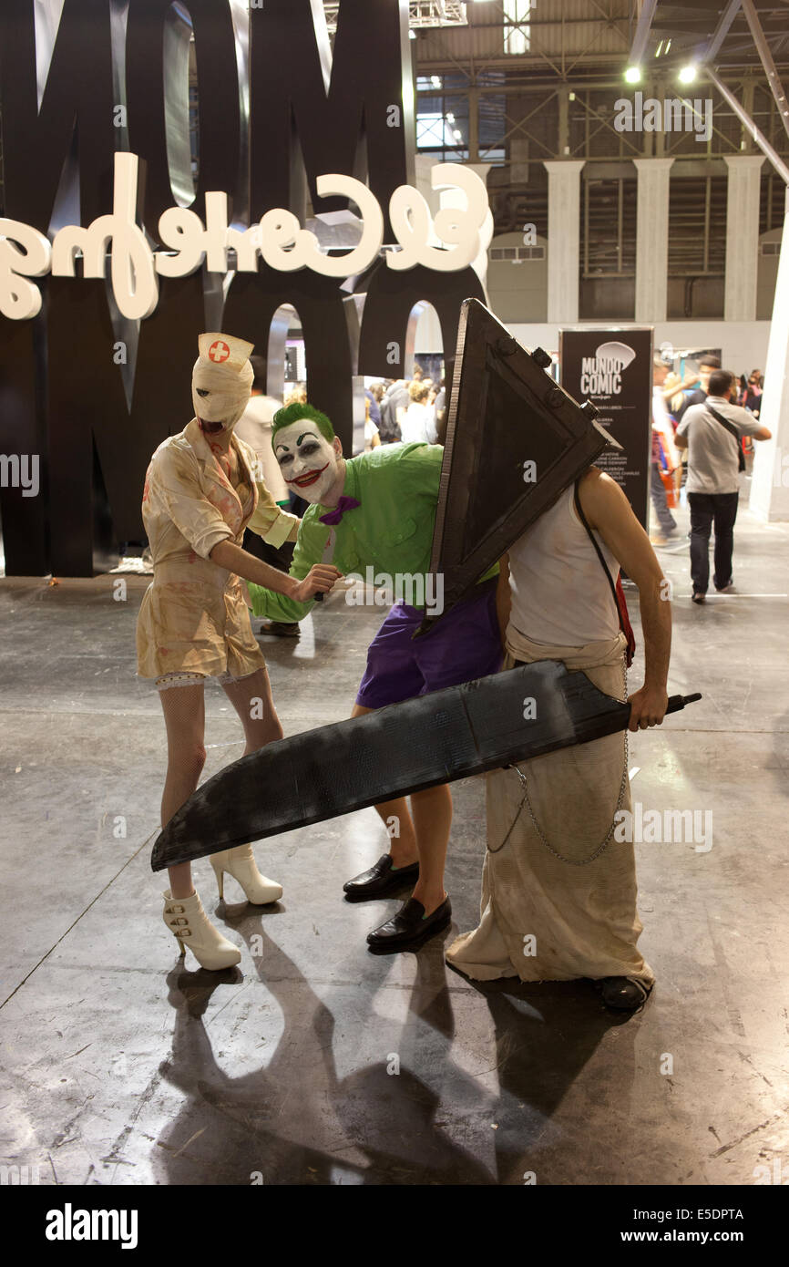 Pyramid Head and Nurse from Silent Hill with Joker supervillain at Barcelona International Comic Fair il 17 maggio 2014 a Barcellona, Catalogna, Spagna. Foto Stock