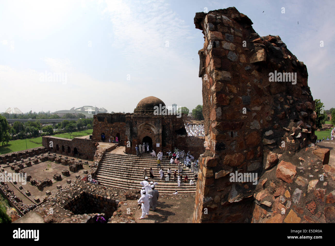 New Delhi. 29 Luglio, 2014. Musulmani indiani prendere parte all'Eid al-Fitr preghiere nelle rovine di Feroz Shah Kotla moschea a Nuova Delhi il 29 luglio 2014. Milioni di musulmani di tutto il mondo celebrano l'Eid al-Fitr, che segna la fine del mese di digiuno del Ramadan. Credito: Partha Sarkar/Xinhua/Alamy Live News Foto Stock