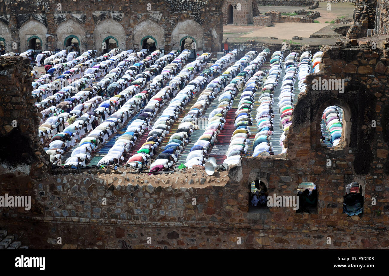New Delhi. 29 Luglio, 2014. Musulmani indiani prendere parte all'Eid al-Fitr preghiere nelle rovine di Feroz Shah Kotla moschea a Nuova Delhi il 29 luglio 2014. Milioni di musulmani di tutto il mondo celebrano l'Eid al-Fitr, che segna la fine del mese di digiuno del Ramadan. Credito: Partha Sarkar/Xinhua/Alamy Live News Foto Stock