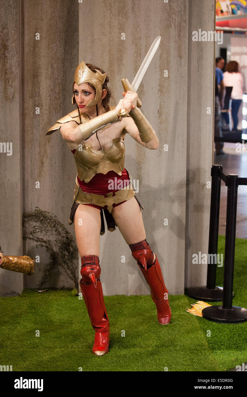 Donna guerriera con una spada alla Fiera Internazionale Comic di Barcellona il 17 maggio a Barcellona, Catalogna, Spagna. Foto Stock