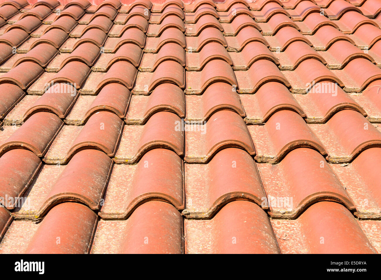 Tegole di terracotta sul tetto di un edificio Foto Stock