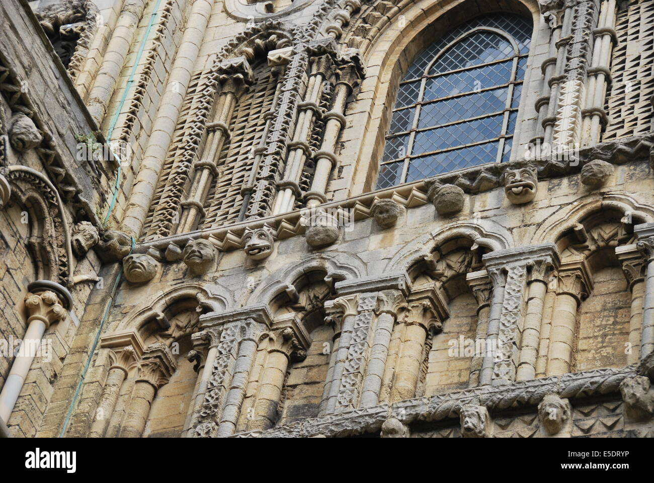 In Inghilterra. ELY Cathedral. Nord Cambridgeshire. Parete esterna dettaglio. Colonne e pilastri. Antiche sculture in pietra. Mascheroni. Foto Stock