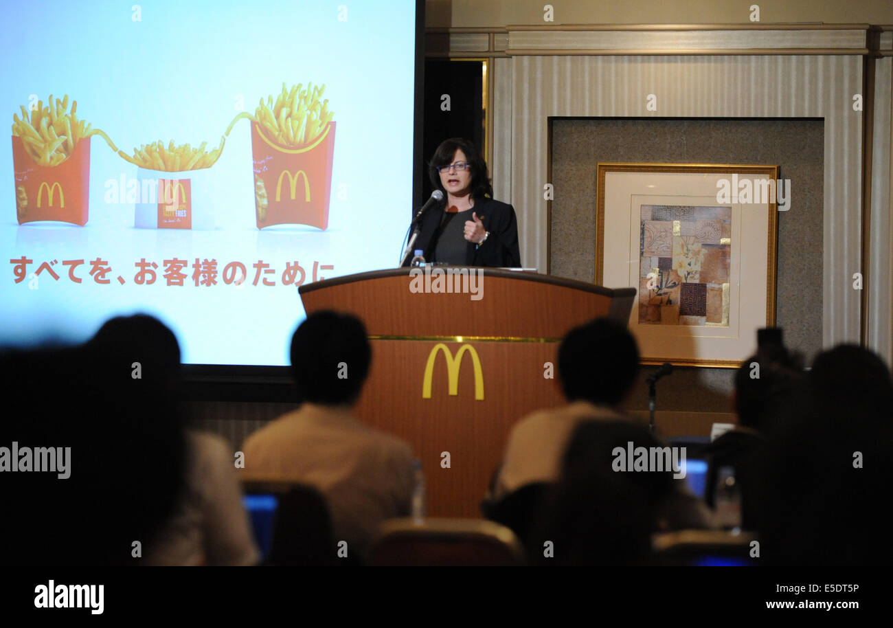 Tokyo, Giappone. 29 Luglio, 2014. Sarah Casanova, Presidente e Chief Executive Officer di McDonald's aziende Giappone, parla nel corso di una conferenza stampa tenutasi a Tokio, Giappone, 29 luglio 2014. McDonald's Holdings Japan ha annunciato la sua relazione finanziaria e ha espresso le sue scuse per il recente scandalo alimentare. © Stringer/Xinhua/Alamy Live News Foto Stock