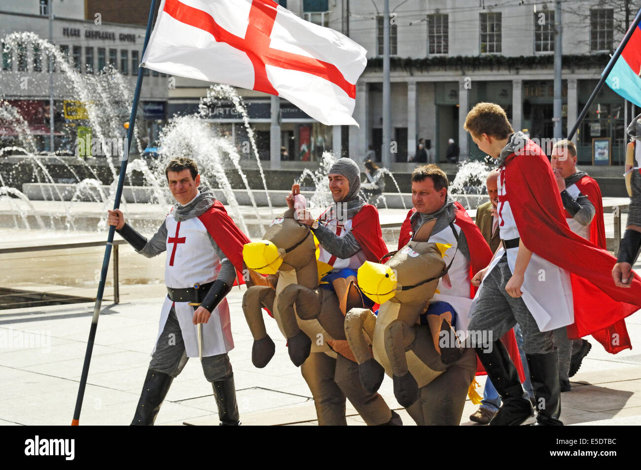Divertente, St George's parata del giorno , Nottingham, Inghilterra. Foto Stock