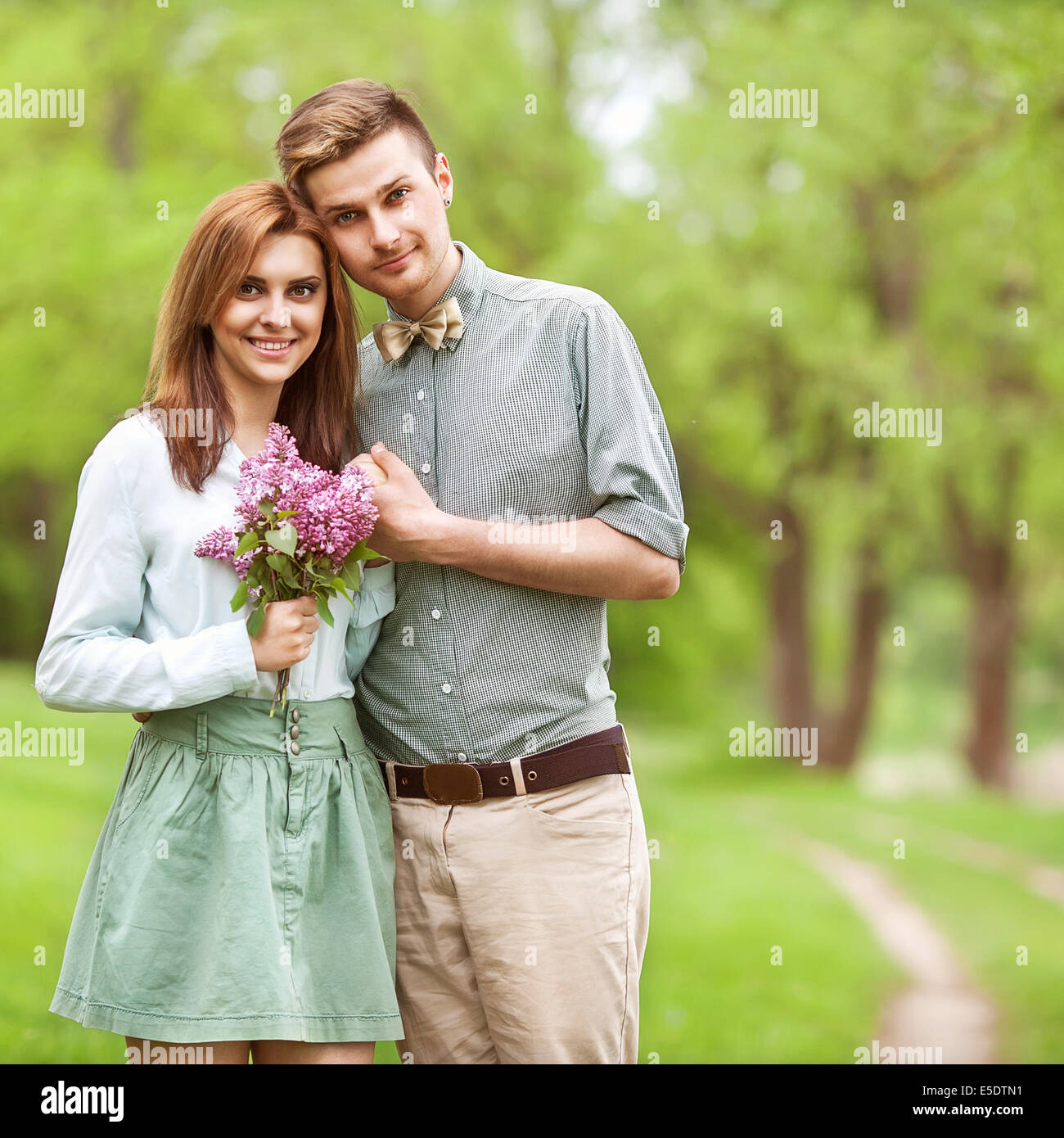 Matura in amore in park sorridente. Il giorno di San Valentino Foto Stock