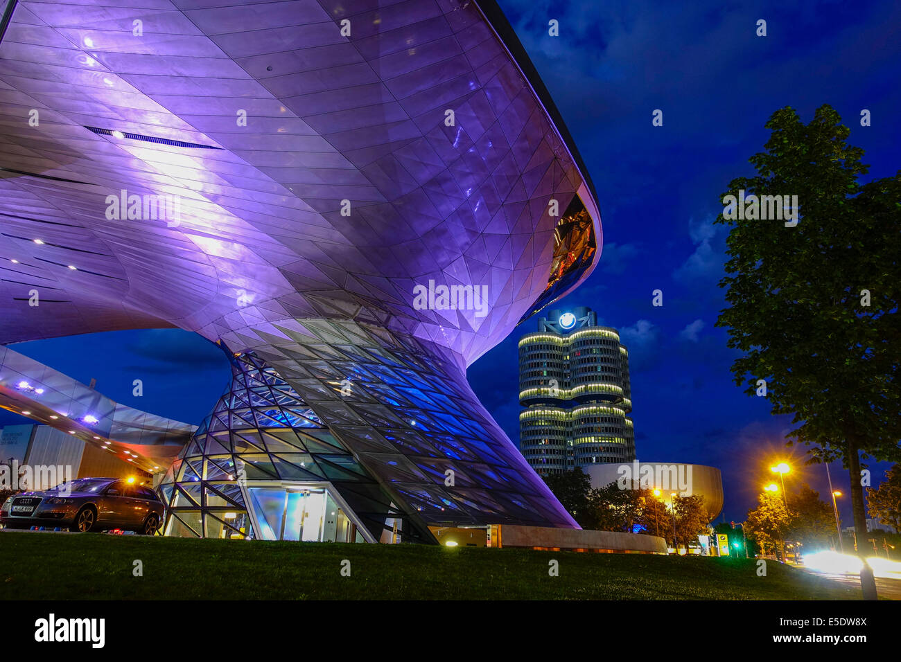 BMW Welt di Monaco di Notte, Baviera, Germania, Europa Foto Stock