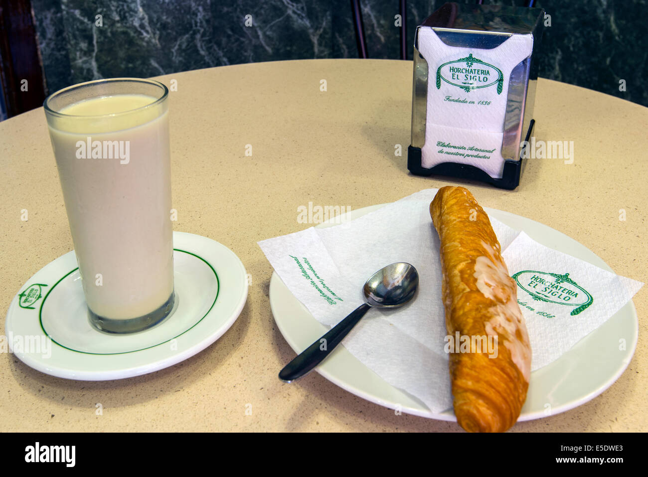 Bicchiere di horchata servita con farton dolce alla Horchateria El Siglo, Valencia, Comunidad Valenciana, Spagna Foto Stock