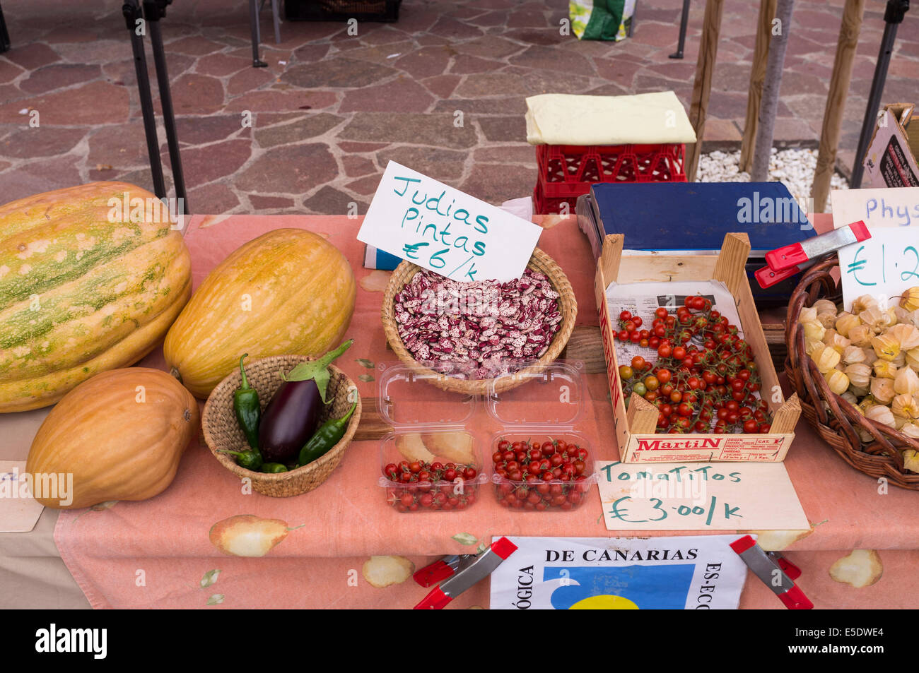 Frutta e verdura in vendita presso il settimanale mercato degli agricoltori a Guia de Isora, Tenerife, Isole Canarie, Spagna. Foto Stock