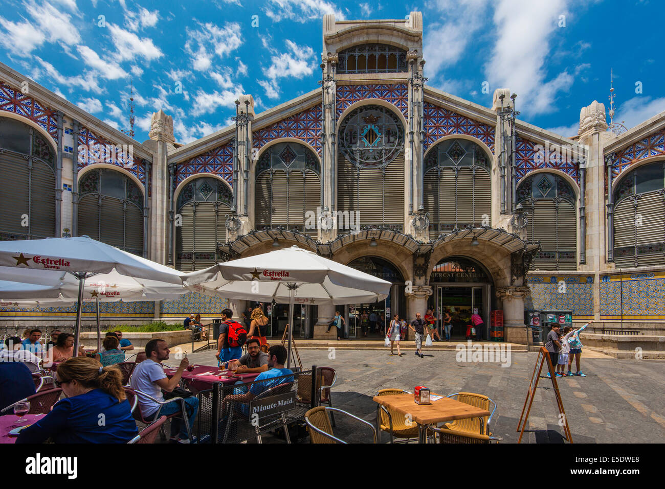 La facciata principale del Mercado Central con outdoor cafe, Valencia, Comunidad Valenciana, Spagna Foto Stock