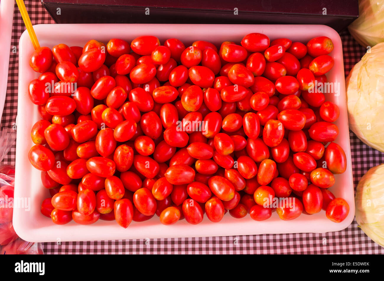 Frutta e verdura in vendita presso il settimanale mercato degli agricoltori a Guia de Isora, Tenerife, Isole Canarie, Spagna. Foto Stock