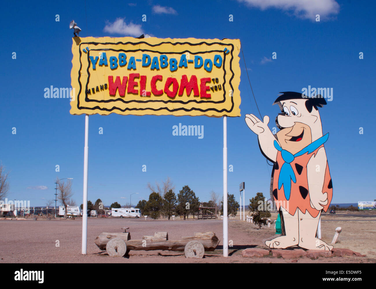 Flintstone Village a Valle, Arizona, vicino al Grand Canyon, un tempo accoglieva i viaggiatori con edifici in stile cartoni animati, dinosauri e stravaganti opportunità fotografiche. Foto Stock